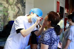 吸引了很多社区居平易近驻脚参