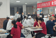 沉点排查食堂卫生、原料采购、食物加工流程等